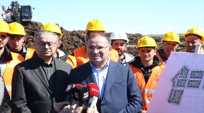 Adalet Bakanı Bozdağ, Diyarbakır'da TOKİ konutlarının inşa edileceği alanda inceleme yaptı