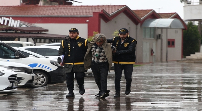 Adana'da otobüs durağında birlikte kaldığı evsizi darbederek öldürdüğü iddia edilen zanlı tutuklandı