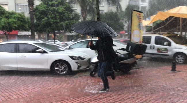 Adana'da sağanak ve dolu etkili oldu