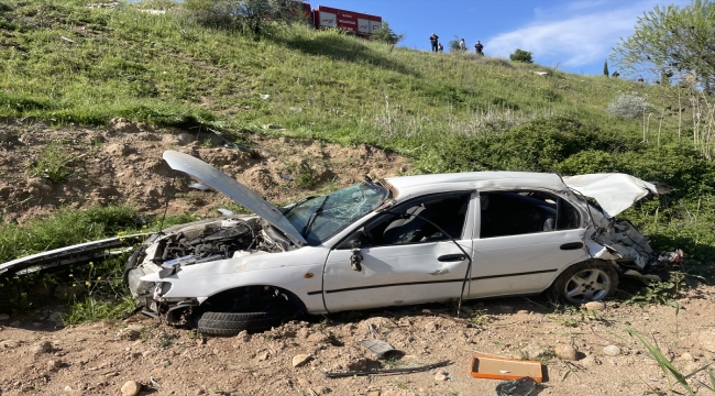 Adıyaman'da şarampole devrilen otomobildeki 2 kişi yaralandı