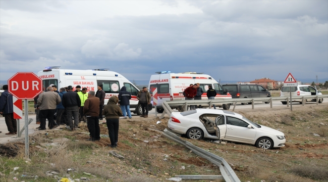 Ankara'da iki otomobilin çarpıştığı kazada 7 kişi yaralandı