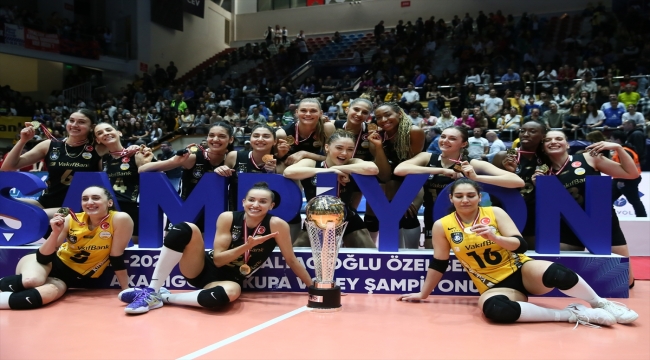 AXA Sigorta Kadınlar Kupa Voley'de şampiyon olan VakıfBank kupasını aldı