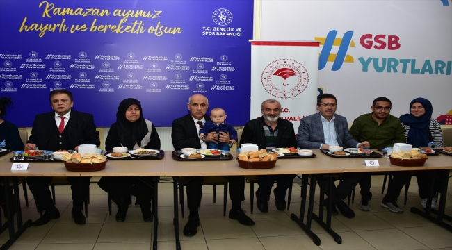 Bakan Kirişci, Burdur'da depremzede vatandaşlarla iftarda buluştu