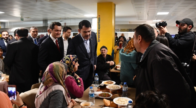 Bakan Murat Kurum, Sivas'ta depremzedelerle iftarda buluştu