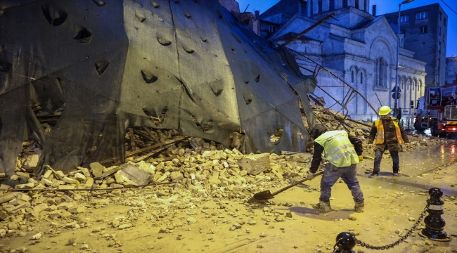 Beyoğlu'nda çöken tarihi metruk binanın enkazı kaldırılmaya başlandı 