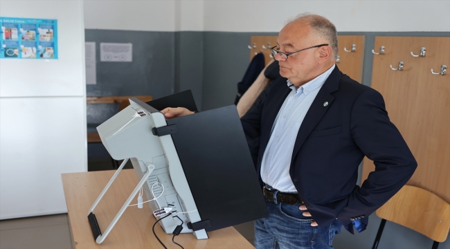 Bulgaristan'da erken genel seçimde oy kullanma süreci devam ediyor
