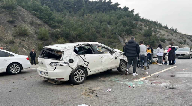 Bursa'da bariyere çarpan otomobildeki 5 kişi yaralandı