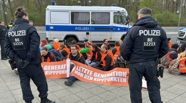Çevreciler, Berlin'de Alman hükümetinin iklim politikasını protesto etti