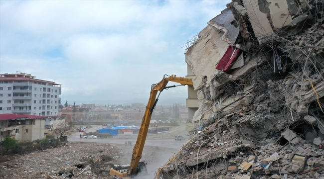 Depremden etkilenen İslahiye'de ağır hasarlı binaların yıkımı sürüyor