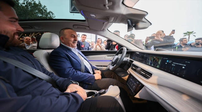 Dışişleri Bakanı Çavuşoğlu, Antalya'da Togg Sergi Alanı'nı ziyaret etti