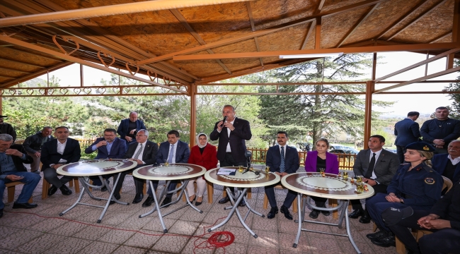 Dışişleri Bakanı Çavuşoğlu, Antalya'da vatandaşlarla bayramlaştı: