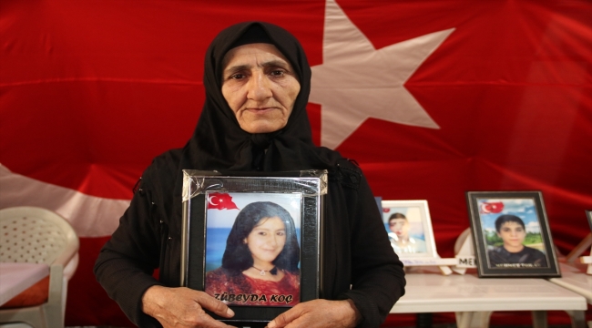 Diyarbakır'da HDP önünde eylemlerini sürdüren annelerden terör operasyonuna destek