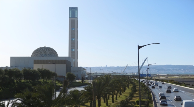 Dünyanın en büyük camilerinden Cezayir Ulu Camii'nde teravihlerin kılınamaması tartışmaya yol açtı