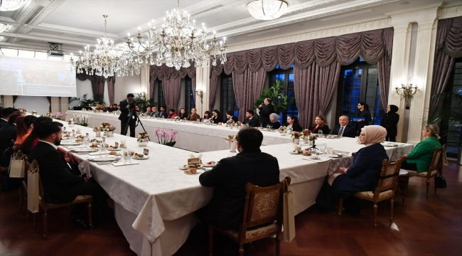 Emine Erdoğan, depremzede ve gönüllülerle iftarda bir araya geldi