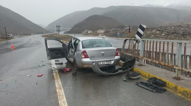 Erzincan'da bariyerlere çarpan otomobilde 4 kişi yaralandı