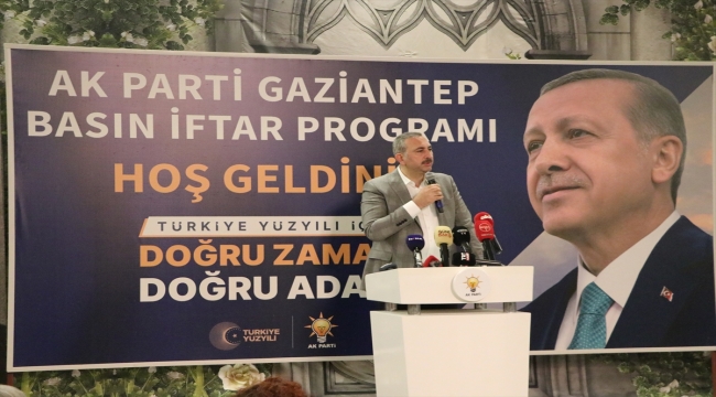 Eski Adalet Bakanı Abdulhamit Gül, gazetecilerle iftarda bir araya geldi