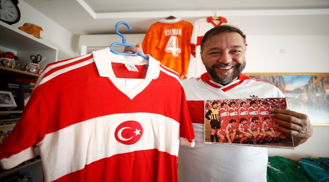 Galatasaray taraftarı karikatürist, forma koleksiyonuyla zaman yolculuğuna çıkartıyor