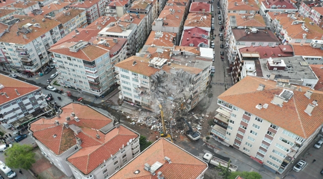 Bahçelievler'de kolonlarında çatlak tespit edilen 46 yıllık binanın yıkımına başlandı