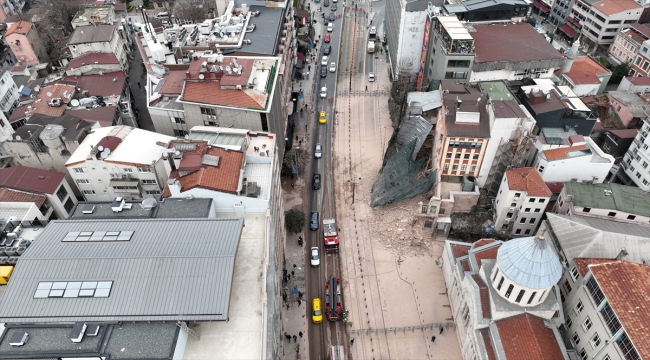 Beyoğlu'nda yıkılma riski bulunan tarihi metruk bina çöktü