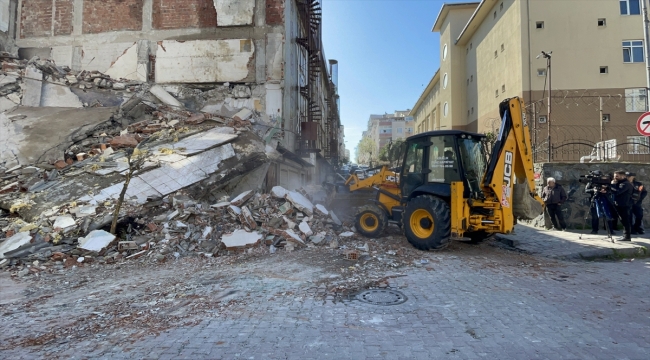 Güngören'de kentsel dönüşüm için boşaltılan 4 katlı bina çöktü