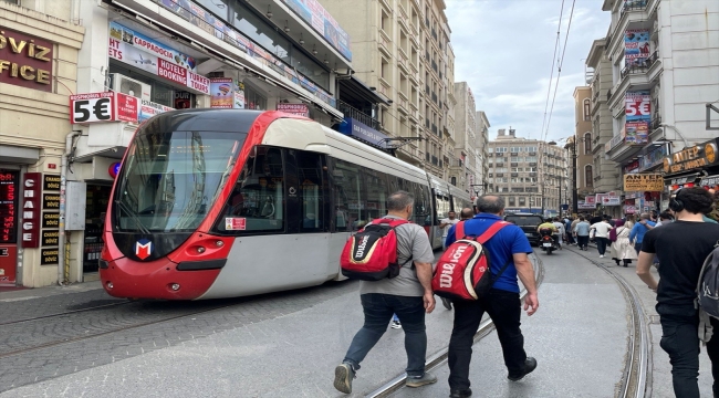 Kabataş-Bağcılar seferini yapan tramvay Sirkeci'de raydan çıktı