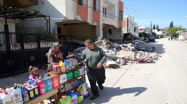 Hatay'da marketleriyle evleri yıkılan anne ve oğlu tezgahta satış yapıyor