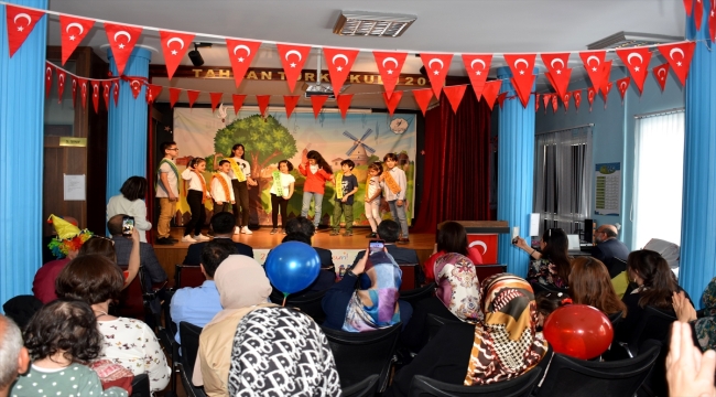 İran'daki Türk okulunda 23 Nisan etkinliği düzenlendi