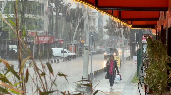 İstanbul'un bazı ilçelerinde gök gürültülü sağanak etkili oldu