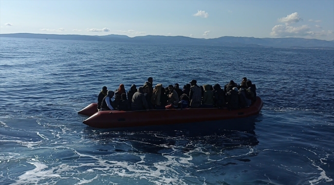 İzmir açıklarında geri itilen 62 düzensiz göçmen kurtarıldı