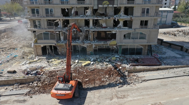 Kahramanmaraş'ta bina yıkım ve enkaz kaldırma çalışmaları 10 mahallede sürüyor
