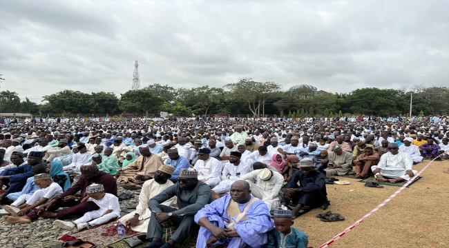 Kamerun ve Nijerya'da Müslümanlar bayram namazı için camilere akın etti