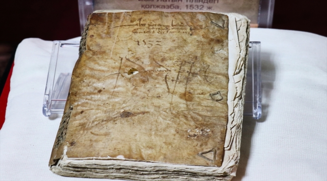 Kazakistan'da insan derisiyle kaplı 5 asırlık el yazması gizemini koruyor
