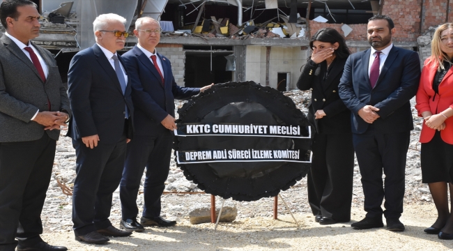 KKTC Meclisi Deprem Heyeti, Adıyaman'da depremde yıkılan otelin önüne çelenk bıraktı