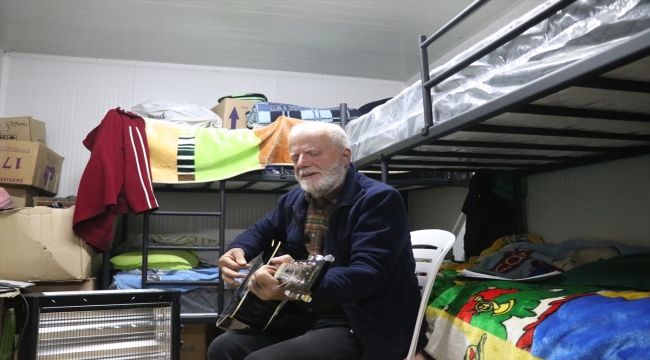 Konteyner kentin "Gitarist dedesi" depremzedelere müziğiyle moral oluyor