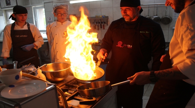 Macar öğretmenler Bolu'daki aşçı adaylarına yöresel yemeklerini gösterdi