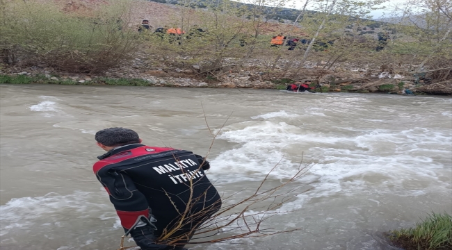 Malatya'da takılan oltasını kurtarmak için çaya giren çocuk boğuldu