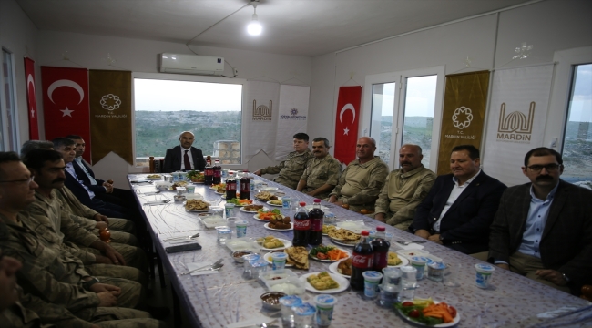 Mardin Valisi Demirtaş,1040 rakımlı üs bölgesinde güvenlik güçleriyle iftar yaptı