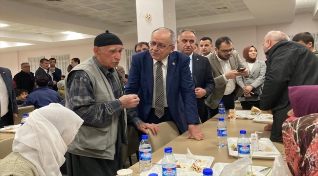 MHP Konya İl Teşkilatı üyeleri depremzedelerle iftarda buluştu