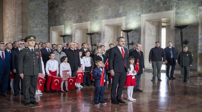 Milli Eğitim Bakanı Özer, öğretmen ve öğrencilerle Anıtkabir'i ziyaret etti