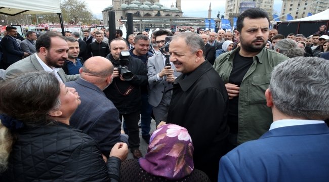 Milli Savunma Bakanı Akar, Kayseri'de partililerle bayramlaştı: