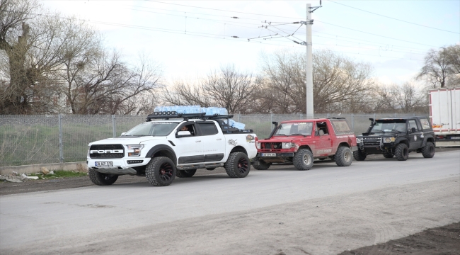 Offroad tutkunları depremzedeler için engebeleri aşıyor