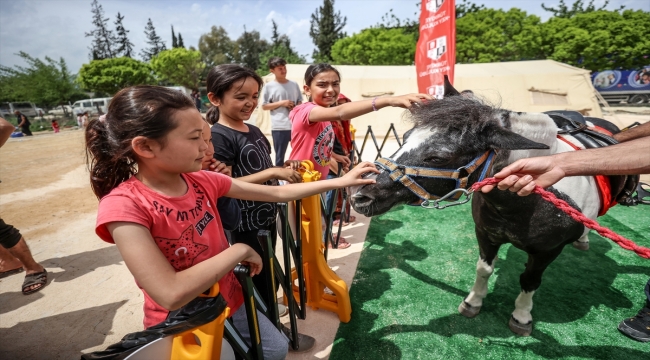 Pony atlar çadır kentin çocuklarına moral oluyor