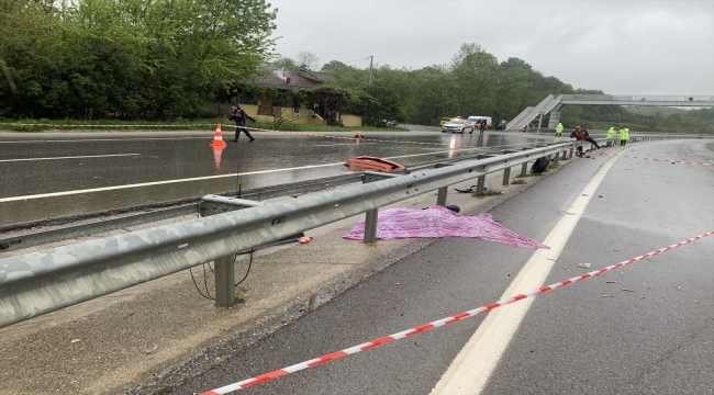 Sakarya'da bariyerlere çarpan otomobildeki 2 kişi öldü, 1 kişi yaralandı