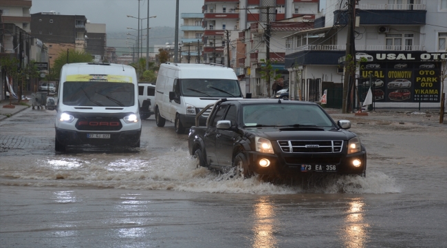 Şırnak'ta aşırı yağışlarla akarsuların debisi yükseldi, Uludere yolu ulaşıma kapandı