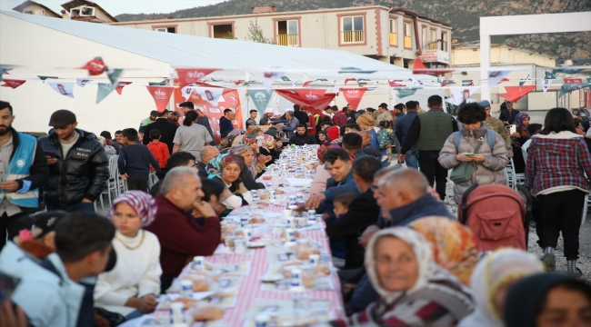 TÜRGEV "Kardeşlik Sofrası" depremzedeler için Hatay'da kuruldu