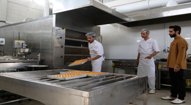 Türk tatlı ustaları, geleneksel Türk baklavalarını İranlıların damak zevkine sunuyor