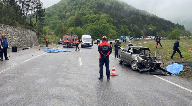 Zonguldak'ta istinat duvarına çarpan otomobildeki 3 kişi öldü