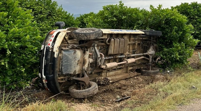 Adana'da devrilen minibüsteki 6 kişi yaralandı