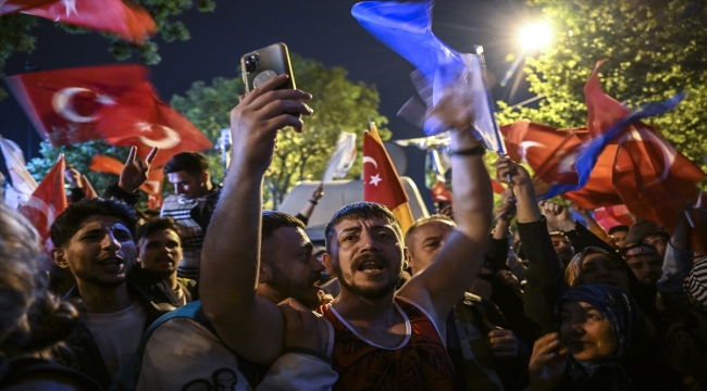 AK Parti İstanbul İl Başkanlığı önünde seçim heyecanı 