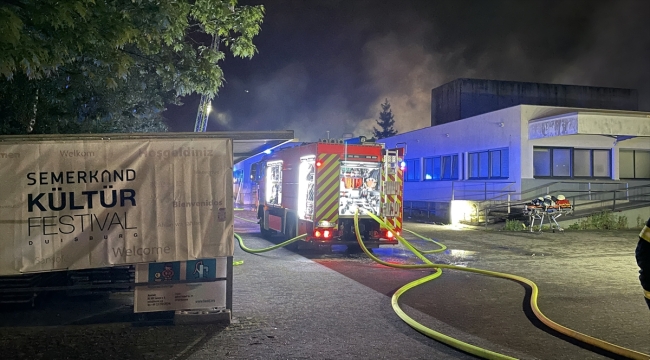 Almanya'da iş yerlerinin bulunduğu komplekste çıkan yangın hasara yol açtı
